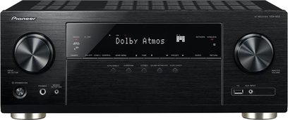 Pioneer VSX-933 sort hjemmebiografsforstærker, set forfra, viser "Dolby Atmos"-display, knapper og stik på forsiden, to sølvfarvede drejeknapper
