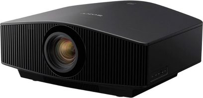 Sony VPL-VW870ES sort videoprojektor, set lidt fra siden forfra, centreret linse, sideventilationsgitre