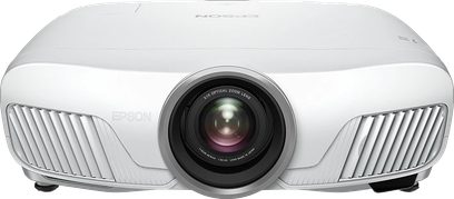 Epson EH-TW7400 hvid videoprojektor, set forfra, med centreret linse omgivet af sidegittere til ventilation