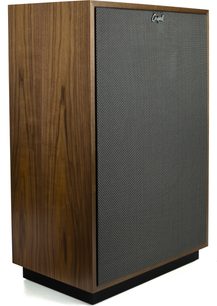 Klipsch Cornwall IV golvhögtalare i valnöt, valnötsfaner med markerad ådring, bred front med mörkgrå tyggrill, svart sockel, sedd i trekvarts vinkel framifrån