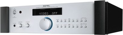 Frontvue af Rotel RA-1070 stereo hi-fi-forstærker, sølvfarvet front med knapper, volumenkontrol, videodisplay og hovedtelefonstik
