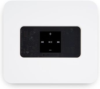 Síťový audio přehrávač BlueSound VAULT 2i v bílé barvě, detailní pohled zepředu, LCD displej zobrazující ovládací prvky přehrávání