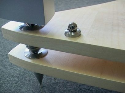 Scaffale rettangolare bianco con due gambe coniche nere, vista dall'alto angolata, su sfondo grigio uniforme