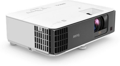 Benq TK700ST hvid videoprojektor, set forfra i let nedadgående vinkel, ventilationsgitter, forskudt linse, tilslutningsporte på siden