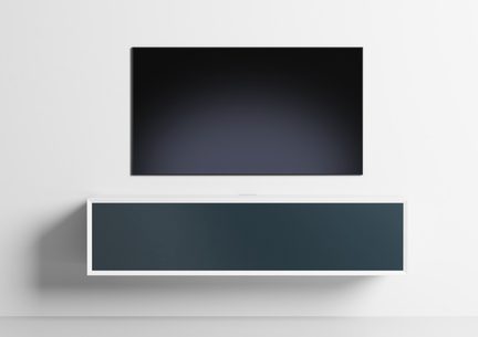 Schwarzer Fernseher mit Glasoberfläche, frontale Ansicht, über einem weißen Wandmöbel mit dunkelblauer Front
