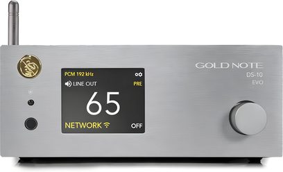 Leitor de áudio em rede Gold Note DS-10 EVO prata com tela exibindo "65", botão giratório, antena e logotipo dourado