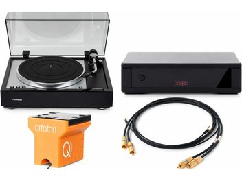 Svart Thorens-platespiller med åpent støvdeksel, Rega-forforsterker, oransje Ortofon-pickup og RCA-kabel