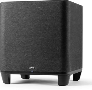 Subwoofer Denon Home černý, pohled zepředu, krychlový tvar, tmavě šedá akustická tkanina, matná černá základna