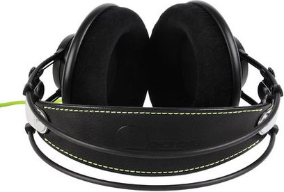AKG Q 701 sort hovedtelefon, set forfra, oval hovedbøjle og ørepuder i sort læder, rund metalrist på ørekopperne