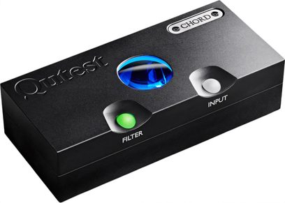 Convertitore audio DAC Qutest Chord Electronics, vista prospettica, chassis rettangolare nero, pulsante verde "FILTER", pulsante bianco "INPUT", oblò blu, logo "CHORD"