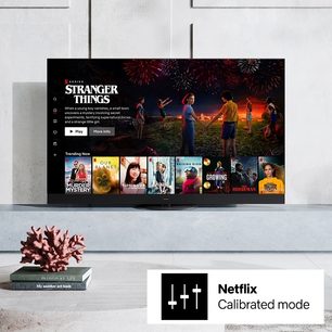 Panasonic TX-65JZ2000E-fladskærm, der viser Netflix-grænsefladen i kalibreret tilstand med miniaturebilleder af serier og film