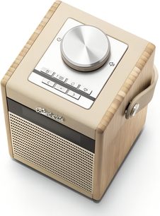 Roberts Rambler Midi træradio i lys træ med beige læderbeklædning på toppen, set i trekvarts perspektiv fra oven med en stor central metaldrejeknap, perforeret frontgitter og en farvekoordineret sidehåndtag