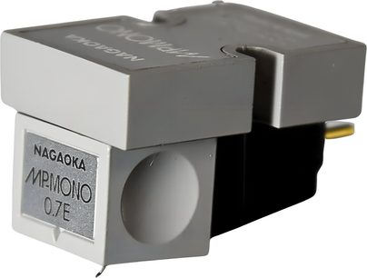 Testina per giradischi Nagaoka MP-MONO grigia in plastica e metallo, vista prospettica anteriore sinistra, corpo rettangolare bicolore con placca frontale argentata serigrafata e contatto posteriore dorato