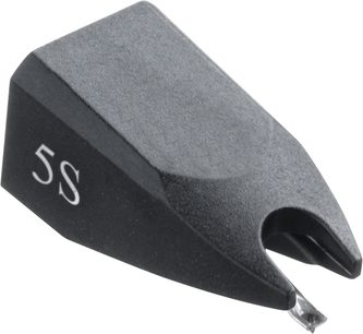 Diamant pre platňu Ortofon Stylus 5S, pohľad z perspektívy, čierne telo, biely nápis "5S", viditeľný hrot