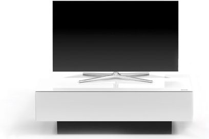 Hvidt TV-møbel Spectral Brick BR1200, set forfra, sort fladskærm, X-formet krombeslag, rent og moderne design