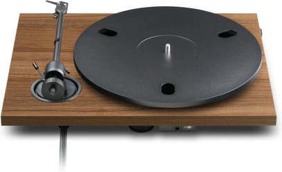 Pro-Ject E1.2 vinüülplaadimängija pähkel, pealtvaade, pähkliviimistlusega alus ja must plaat vasakul asuva toonarmiga