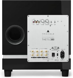 Triangles lakerede sorte Thetis 380 baskabinetset forfra med rund højttaler og kontrolpanel med knapper og stik