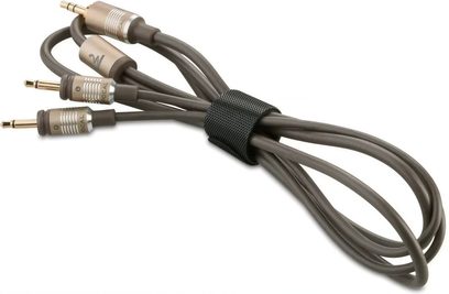 Mørke grå RCA-lydkabler med forgyldte stik, set ovenfra, arrangeret i en sløjfe på hvid baggrund