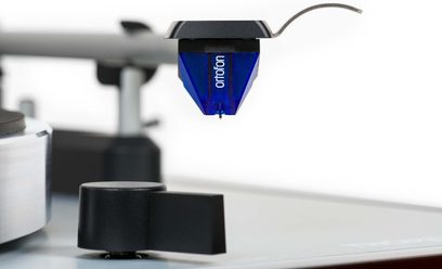 Gramofon Thorens TD 403 DD v lesklém ořechovém provedení, detailní pohled zepředu na modrou přenosku a černé raménko