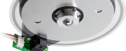 TEAC TN-5BB pladespiller, nærbillede af undersiden af den aluminiumspladetallerken med pickup og tonarm