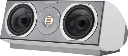 AudioVector R Center centrale luidspreker in wit Arreté, driekwart vooraanzicht, wit gelakte behuizing met afgeronde zijkanten en een metallic grijze voorzijde met twee zwart conus mid-laag speakers met aluminium ringen en een centrale gouden ribbon-tweeter