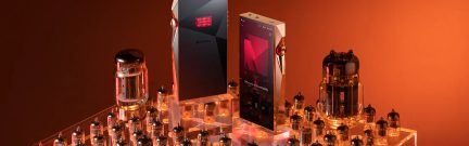 Siyah ve altın renkli, dokunmatik ekranlı Astell&Kern taşınabilir müzik çaları, turuncu vakum tüpleri arasında önden gösterilmiş