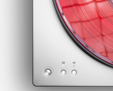 Cambridge Audio Alva ST hõbedane vinüülmängija. Lähivõte paremast servast, juhtimispuldist ja punasest plaaditaldrast