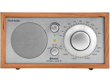 Radio da tavolo Tivoli Model One BT ciliegio argento con pannello frontale in alluminio, grande manopola rotonda e altoparlante a sinistra vista frontale