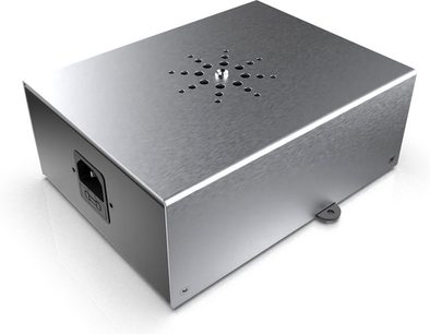 IsoTek EVO3 Mini Mira i børstet metal med perforeret panel på toppen og stikkontakt på siden, set fra en vinkel