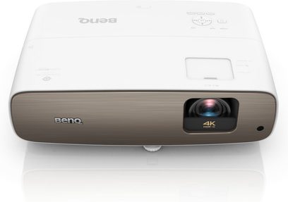 Benq W2700i hvid videoprojektor, set forfra, linse til højre, "4K HDR"-logo til venstre