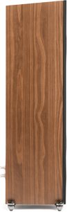 Cassa acustica a colonna Motion F20 con pannello laterale in legno a venature, vista laterale destra, piedini metallici visibili