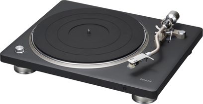 Черен грамофон Denon DP-500BT, изглед от три четвърти, с кръгъл диск и сребристо S-образно рамо
