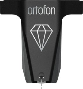 Melna Ortofon MC X50 hi-fi galviņa, skatā no priekšpuses, leņķains korpuss ar romba logotipu un redzamu adatu