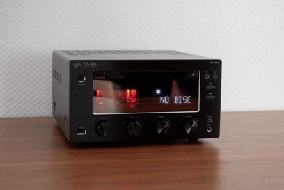 Taga Harmony HTR-1000CD V.2 sort højkvalitets "alt-i-en" system, set forfra, rød "NO DISC" visning på skærmen