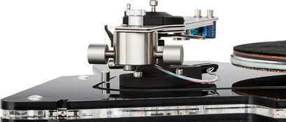 DGX Vertere Acoustics tonearm til pladespiller, sideview, krop i satin-sølv aluminium med dobbelte cylindriske kontravægte, flerfarvet intern kabling, monteret på sort højglans akrylsokkel