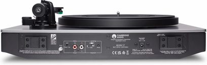 Cambridge Audio Alva ST hõbedane vinüülmängija, eestvaade, kus on näha plaadikaar ja plaat. Nupud ja ühendused on taga