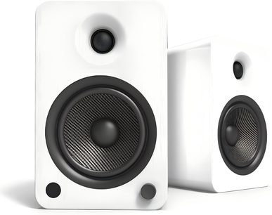Set de două boxe inteligente Kanto YU6 din MDF alb mat, vedere frontală a primei boxe cu tweeter și woofer negre încadrate de inele, cu două discuri mici în partea de jos, a doua boxă parțial vizibilă în fundal dintr-un unghi de trei sferturi