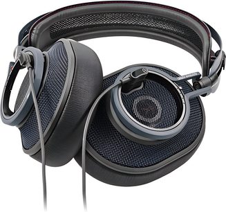 Vedere din trei sferturi față a unei căști hifi cu fir, deschise, Austrian Audio The Composer, negru și gri antracit, cu cupe rotunjite și grilaj metalic vizibil, pernițe circumaurale din piele ecologică, bandă de susținere perforată cu cusătură fină roșie și cablu negru conectat la cască.