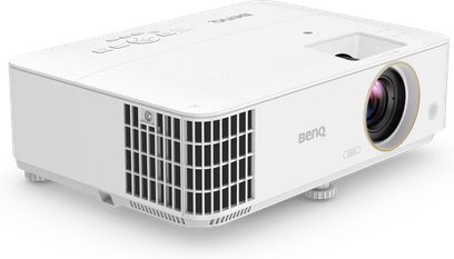 Benq TK700STi hvid videoprojektor, set lidt fra siden forfra, forskudt linse, siddeventilationsgitre