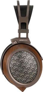Hi-Fi-Kopfhörer Sendy Audio Egret in Seitenansicht, mit braun gemaserter Ohrmuschel und silbernem Gitter mit durchbrochenen Mustern