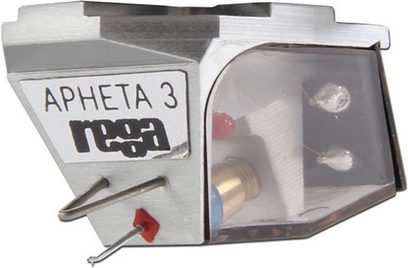 Головка для програвача вінілових платівок Rega Apheta 3 з матового металу, вигляд під кутом із відкритим корпусом, що демонструє внутрішні компоненти