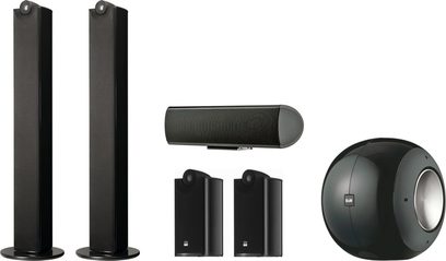 Sada reproduktorů Bowers & Wilkins XT8 složená ze dvou černých sloupových reproduktorů, dvou černých satelitů, jednoho černého subwooferu a jedné černé soundbarové lišty