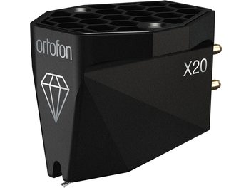 Картридж Ortofon MC X20 у чорному матовому корпусі з синтетичного матеріалу, вид спереду з легким нахилом, верхня частина з комірчастою структурою, фасетний бік, білий діамантовий логотип та дві задні металеві позолочені шпильки