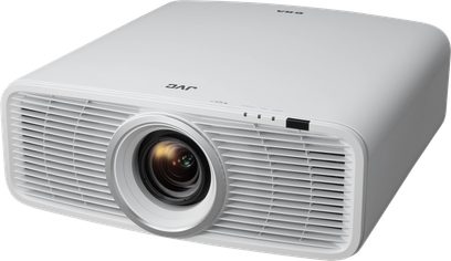 JVC DLA-NZ500W blanco, vista en ángulo, superficie lisa, lente central, rejillas de ventilación frontales, botones en la parte superior
