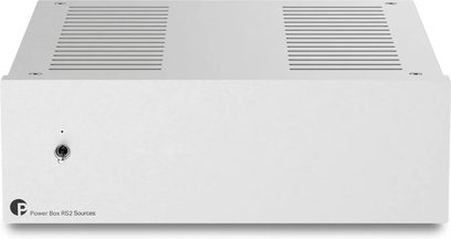 Externí napájecí zdroj Pro-Ject Power Box RS2 Sources stříbrný, obdélníková skříňka s vypínačem na přední straně, pohled zepředu