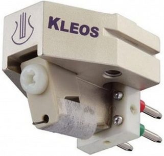 Kleos STEREO pladespiller-enhed, set fra 3/4 bagfra, beige kabinet med påskrifter, sort og hvid drejearm