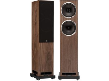 Par Fyne Audio F501S gulvhøjttalere i valnød, set forfra, én med sort frontgrill, to enheder, frontportet