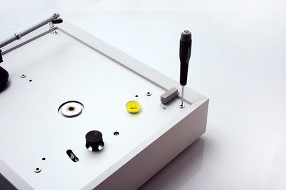 Hi-fi gramofon Thorens TD 905 antracit, pohled shora, zavřený kryt, raménko, tlačítka a ovládací kolečko