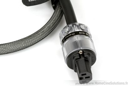 Napájecí kabel GigaWatt LC-2 EVO 2m, průhledný IEC konektor, černý opletený plášť, detailní pohled na konektor