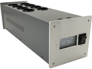 Taga Harmony PF-1000LPS plateado, vista en perspectiva, frente con interruptor negro y voltímetro, lados con ranuras, parte superior con 8 tomas